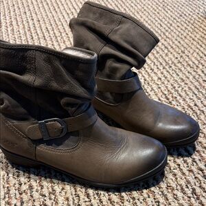 Bogs Women's Ankle Boots in Dark Brown leather with strap, never worn. Size 8